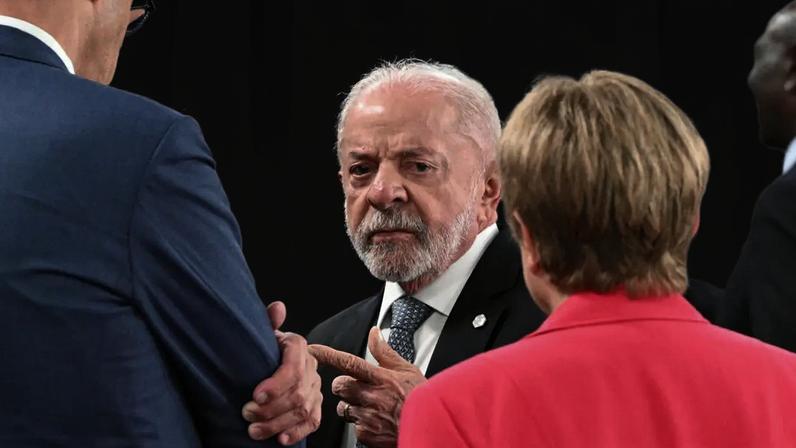 Lula conversa com chanceler da Alemanha, Friedrich Merz, e diretora do FMI, Kristalina Georgieva, durante cúpula do G7, na França. 16/06/2026 (MANDEL NGAN/AFP)