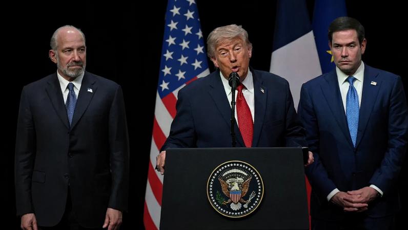 O presidente dos EUA, Donald Trump (centro), discursa à imprensa ao lado do secretário de Estado dos EUA, Marco Rubio (dir.), e do secretário de Comércio dos EUA, Howard Lutnick (esq.), durante coletiva de encerramento da cúpula do G7, em Evian, no leste da França. 17/06/2026 - (Mandel Ngan/AFP)