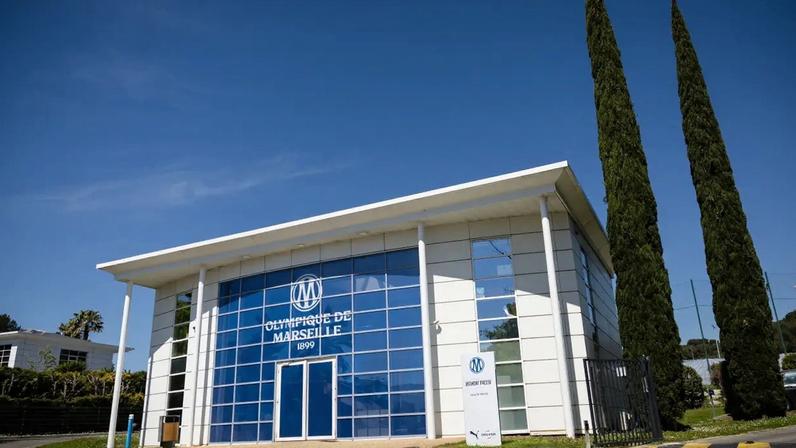 O Olympique de Marseille foi multado em 10 milhões de euros por violar os regulamentos financeiros da UEFA, mas escapou da sanção mais severa - (CLEMENT MAHOUDEAU/AFP)