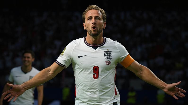 Harry Kane comemora seu segundo gol na vitória da Inglaterra sobre a Croácia (Foto: Paul ELLIS/AFP)