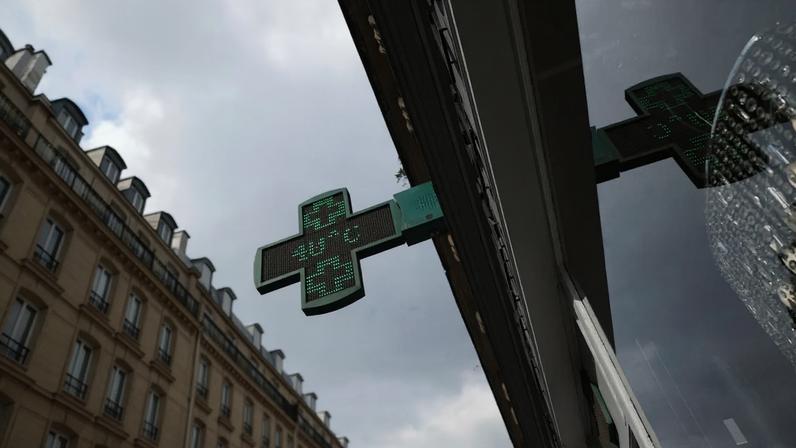 Esta fotografia mostra a placa de uma farmácia indicando uma temperatura de 40 graus Celsius no centro de Paris, em 18 de junho de 2026. Uma onda de calor atingiu grande parte da França, de Paris à região centro-leste