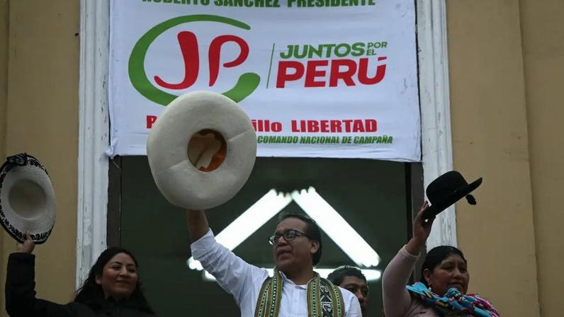 O candidato presidencial de esquerda do Peru, Roberto Sánchez (ERNESTO BENAVIDES/AFP)