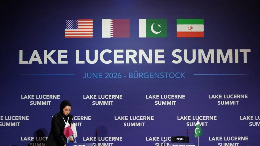 Um membro da delegação do Catar faz ajustes antes de uma reunião quadrilateral entre os Estados Unidos, Irã, Paquistão e Catar no luxuoso complexo hoteleiro Burgenstoc, com vista para o Lago Lucerna, na Suíça, em 21 de junho de 2026 (NATHAN HOWARD / POOL/AFP)