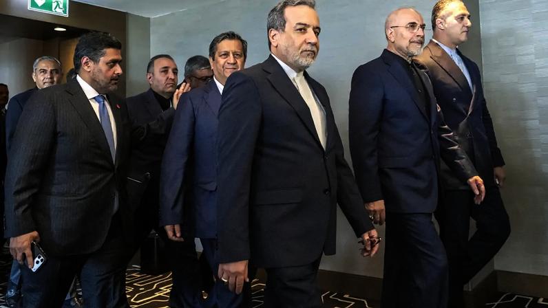 A delegação iraniana, incluindo o Ministro das Relações Exteriores do Irã, Abbas Araghchi (C), e o Presidente do Parlamento Islâmico do Irã, Mohammed Bagher Ghalibaf (2º à direita), chega para uma reunião quadrilateral entre os Estados Unidos, Irã, Paquistão e Catar no luxuoso complexo hoteleiro Burgenstock, perto do Lago Lucerna, na Suíça, em 21 de junho de 2026. (Foto de URS FLUEELER / POOL/AFP)