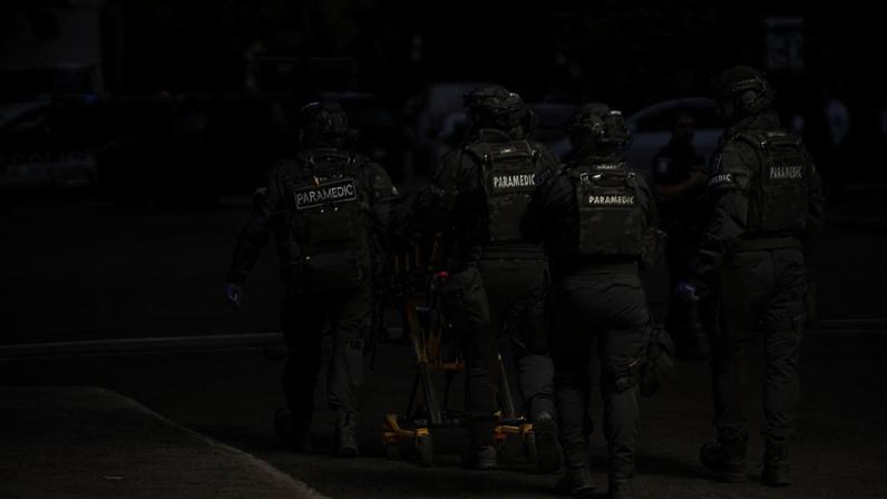 Equipes de emergência e paramédicos atuam nas imediações de uma ocorrência de atirador ativo no bairro de Côte-des-Neiges, em Montreal