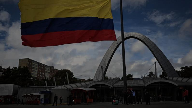 Bandeira da Colômbia tremulando em mastro alto