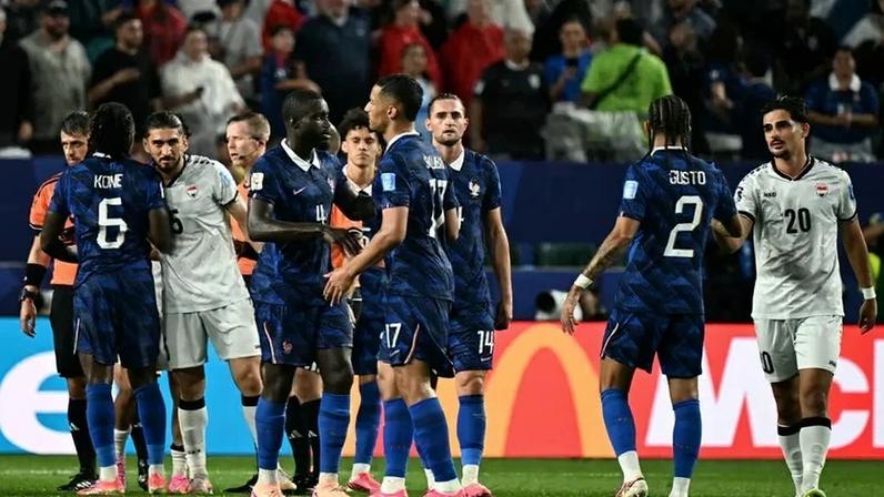 Partida entre França e Iraque, na Filadélfia, foi paralisada no intervalo após protocolo climático da Fifa ser ativado por raios (AFP)