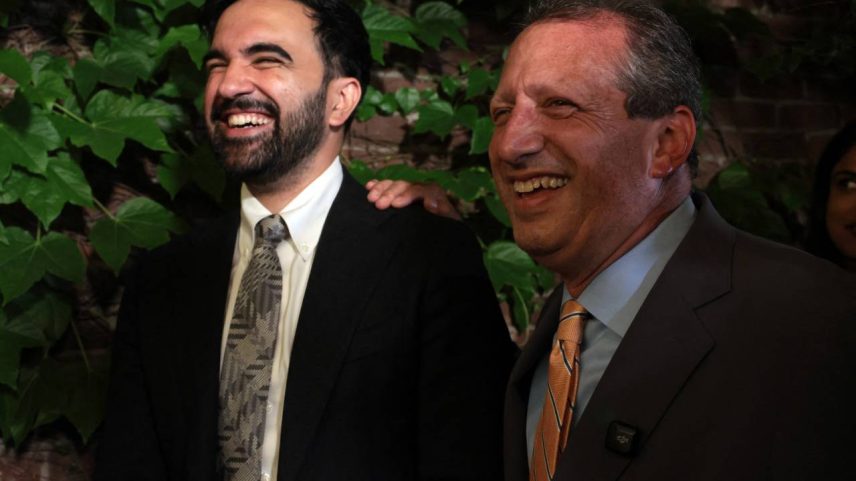 Zohran Mamdani, prefeito de NY, e o aliado Brad Lander em 22 de junho de 2026.