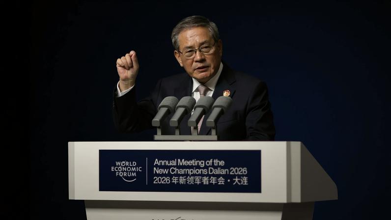 O primeiro-ministro chinês, Li Qiang, profere discurso na cerimônia de abertura do Fórum Econômico Mundial (WEF) em Dalian, na província chinesa de Liaoning. 24/06/2026 - (Wang Zhao/AFP)