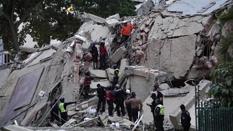 Equipes de resgate buscam vítimas em um prédio desabado após um terremoto em Caracas, em 24 de junho de 2026. (Foto de MANAURE QUINTERO/AFP)