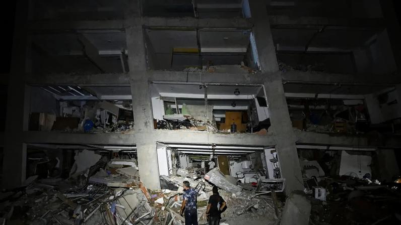 Pessoas permanecem em meio aos escombros, perto de um prédio danificado, após um terremoto em Catia La Mar, no estado de La Guaira — a cerca de 30 km a noroeste de Caracas —, nas primeiras horas de 25 de junho de 2026