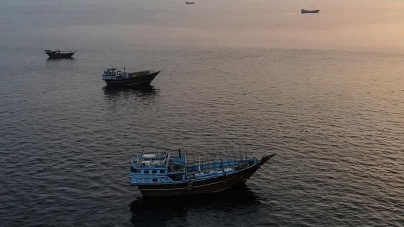 Barcos ancorados ao largo da Península de Musandam, no norte de Omã, perto do Estreito de Ormuz, em 27 de junho de 2026