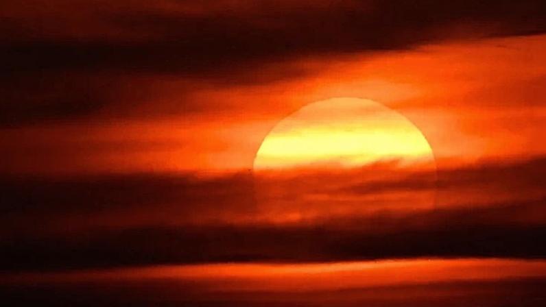 Amanhecer sobre o Drachenberg, em Berlim, neste domingo, 28: região chegou perto dos 40°C durante a onda de calor que castiga a Europa. (Ralf Hirschberger/AFP)