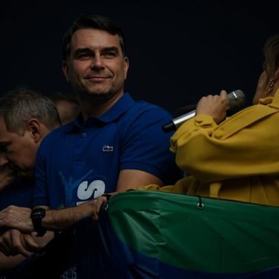 Entorno de Flávio Bolsonaro avalia que ele sobreviveu ao caso Dark Horse