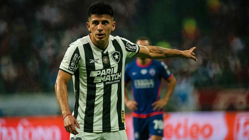 Almada foi campeão do Brasileirão e da Libertadores pelo Botafogo. (Foto: Jhony Pinho/AGIF)