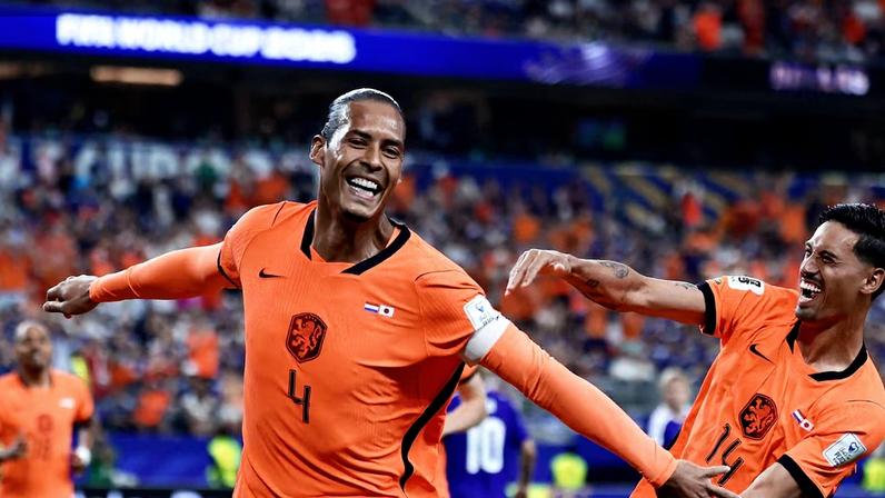 Virgil van Dijk comemora gol marcado pela Holanda contra o Japão