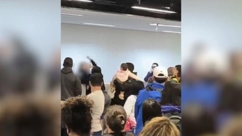 A mulher que agrediu funcionárias da Latam no Aeroporto de Guarulhos fugiu e segue sendo procurada pela Polícia Civil de São Paulo