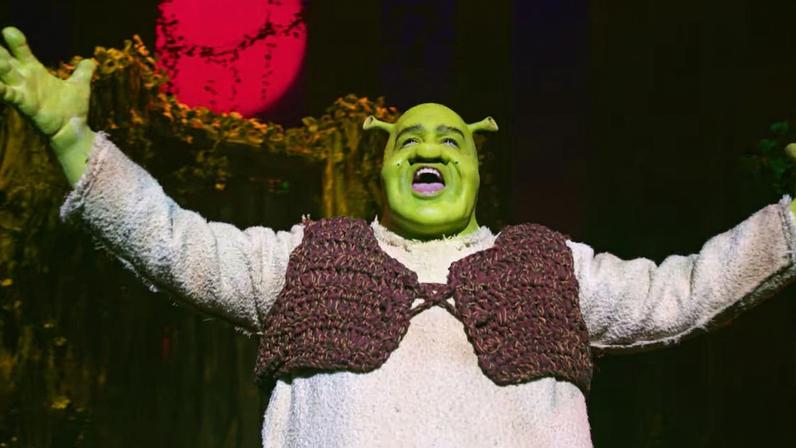 O ator Tiago Abravanel, fantasiado de Shrek, canta no musical baseado no filme animado de sucesso.