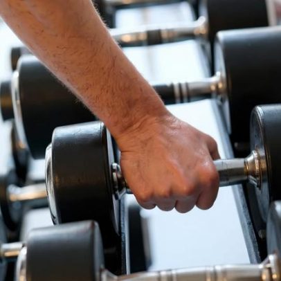 Estudo aponta alta concentração de germes em equipamentos de academia