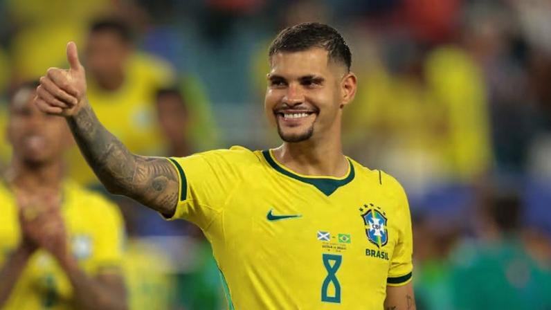 Bruno Guimarães alcançou a ponta do ranking de assistências do Mundial, ao lado de Olise e Isak