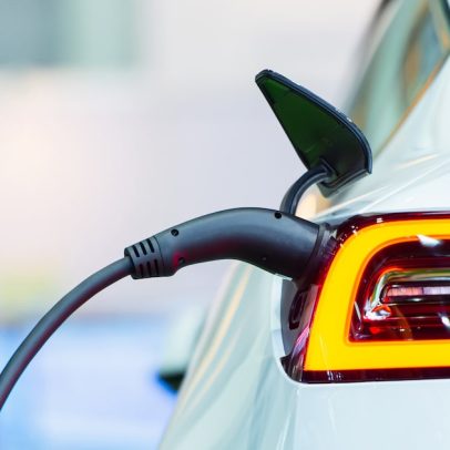 Venda de carros elétricos cresce no Brasil; desafio é recarga em prédios antigos