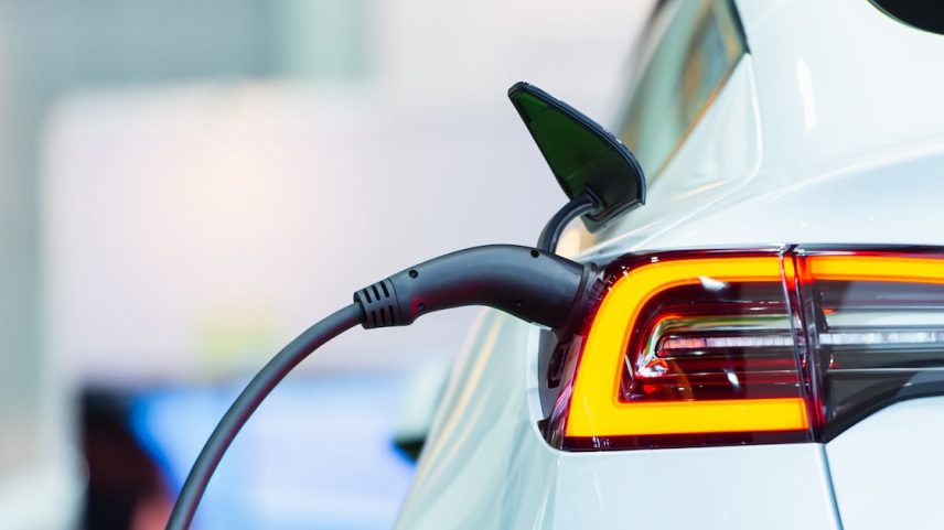 Quem deseja instalar uma estação de carregador fixo em garagens de condomínios enfrenta dificuldades, pois nem todos os edifícios possuem infraestrutura elétrica adequada