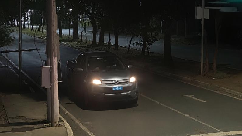 O homem teria descido da caminhonete de forma agressiva, deixando o veículo engatado
