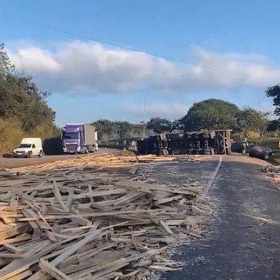 Motorista morre após tombamento de caminhão atingir carreta na BR-381, Itatiaiuçu