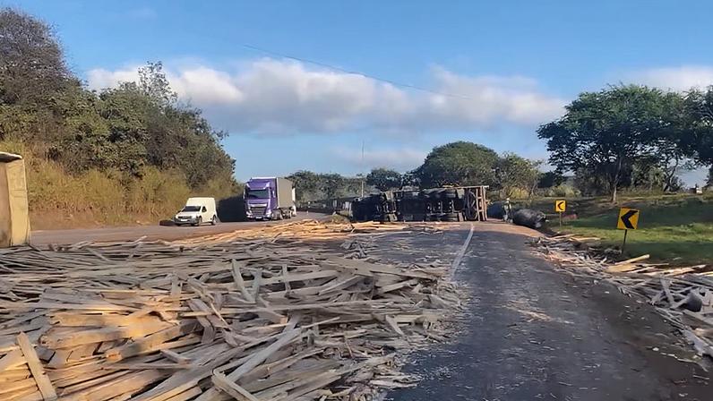 Carga de madeira ficou espalhada pela pista após o acidente