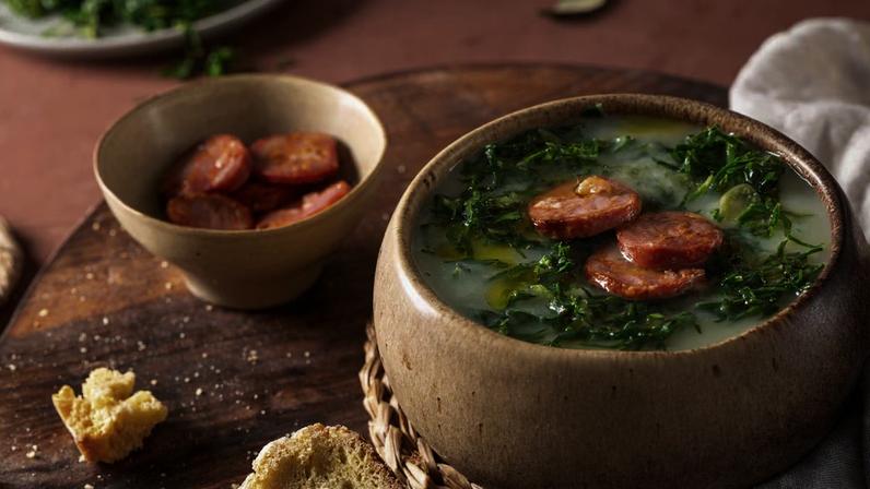 Caldo verde com pão. Foto: Ana Marques/ Adobe Stock