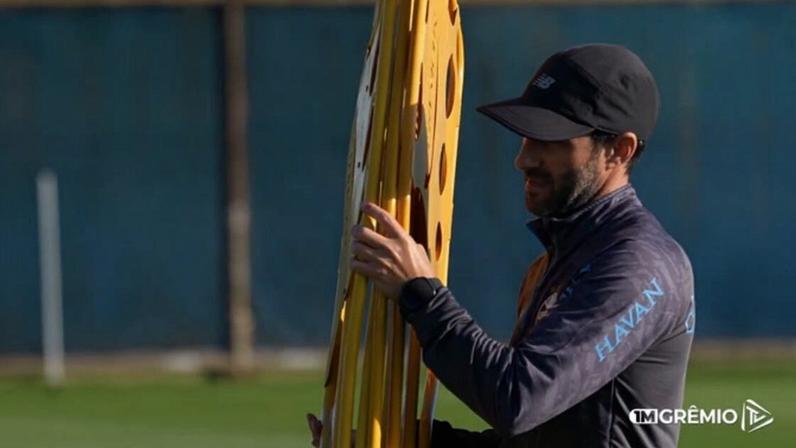 Após 15 dias de férias, o plantel gremista reapresentou-se na tarde desta quarta (17) no CT Luiz Carvalho, iniciando o período de treinamentos durante a pausa da Copa do Mundo.