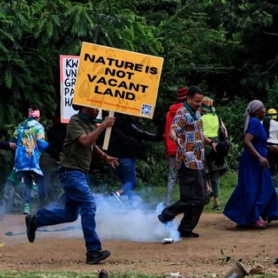 Ex-Chefe de Justiça do Quênia é preso em protesto contra parque nacional