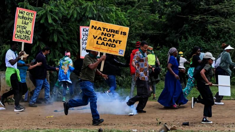 Ex-Chefe de Justiça do Quênia é preso em protesto contra parque nacional