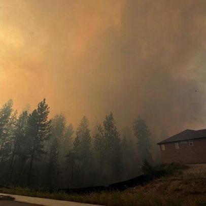 Incêndio florestal no leste de Washington força evacuações e destrói casas