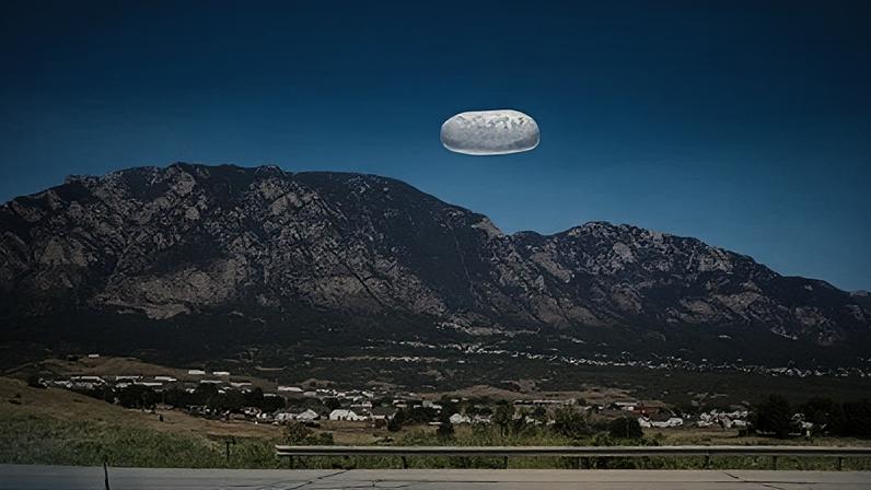 Esta imagem é uma interpretação artística de um incidente ocorrido em 2022, potencialmente envolvendo fenômenos anômalos não identificados (UAP, na sigla em inglês), relatado perto de Colorado Springs, Colorado. Esta imagem foi derivada da descrição narrativa em primeira mão contida em “FBI-UAP-D002, FD-1057, Relatório de UAP não resolvido, Colorado Springs, 2022”