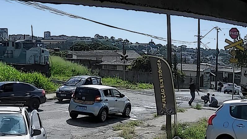 Câmeras de segurança registram momento em que mulher corre de seu carro para ajudar homem que caiu nos trilhos do trem, segundos antes do mesmo passar.
