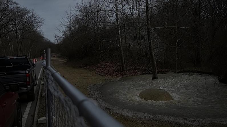 Esgoto não tratado vaza da tubulação de esgoto Potomac Interceptor, que entrou em colapso, ao lado da Clara Barton Parkway em Bethesda, Maryland, em 23 de janeiro de 2026.
