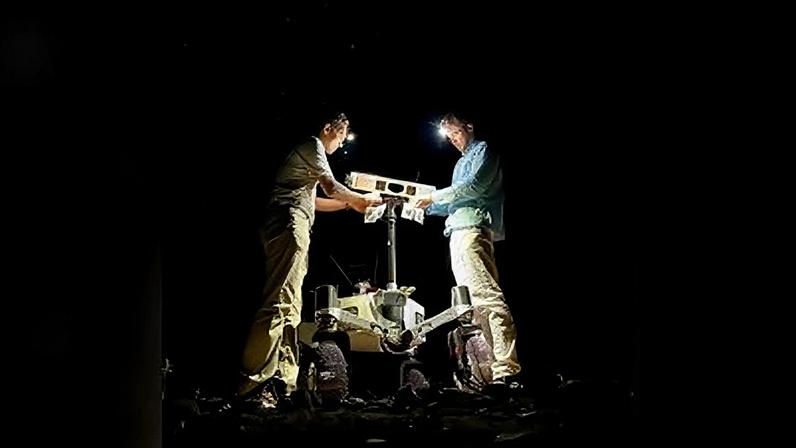 Nomeado como Ernest, o veículo foi desenvolvido no Laboratório de Propulsão a Jato da Nasa, tem 1,2 metros de comprimento e a capacidade de tomar decisões de maneira independente.