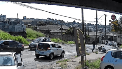 Câmeras de segurança registram momento em que mulher corre de seu carro para ajudar homem que caiu nos trilhos do trem