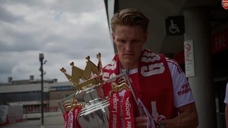 Confira os bastidores da equipe do Arsenal embarcando no ônibus e toda a festa da torcida durante o desfile de celebração do título da Premier League 2025-26.