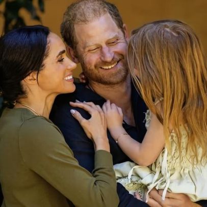 Príncipe Harry viaja ao Reino Unido com família pela primeira vez desde 2022