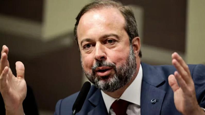 O ministro de Minas e Energia, Alexandre Silveira, anunciou nesta terça-feira, 2, que o governo publicará na quarta, 3, uma portaria com as diretrizes para o primeiro leilão de baterias do Brasil, que será realizado em dezembro. No mesmo dia, a Aneel aprovou as bases iniciais para a entrada das baterias no sistema elétrico.