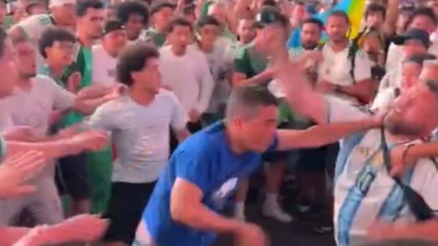 Discussão entre grupos de fãs terminou com troca de agressões em Nova York e exigiu intervenção da polícia na véspera do confronto entre as seleções pelo Mundial de 2026