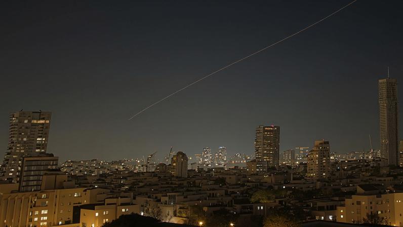 Imagem ilustrativa. Um projétil atravessa o céu sobre o centro de Israel durante um ataque de mísseis iranianos, domingo, 7 de junho de 2026.