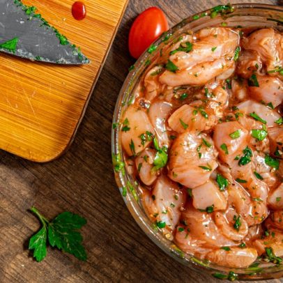 Temperos que elevam a marinada de frango, sem limão nem mostarda