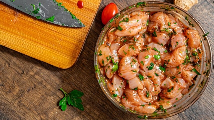 Frango marinado na vasilia de vidro. Foto: Pavel Siamionov/ Adobe Stock