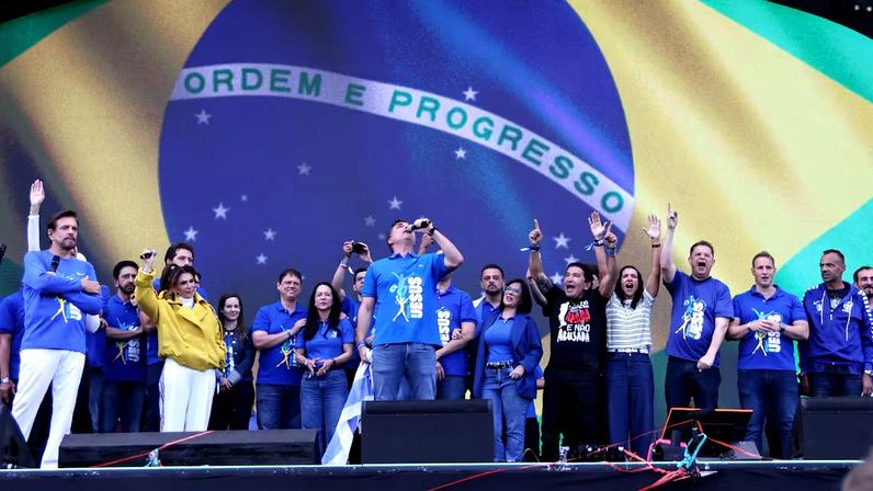 Flávio Bolsonaro discursa na Marcha para Jesus; pré-candidato a presidente dividiu palco com Tarcísio de Freitas, Ricardo Nunes e outros políticos de direita Foto Tiago Queiroz/Estadão