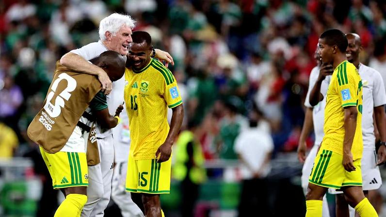 Técnico Hugo Broos comemora classificação para a segunda fase da Copa do Mundo com jogadores da África do Sul.