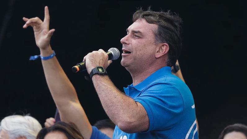 Flávio Bolsonaro afirmou que pai nunca foi contra as mulheres, mas sim "alvo de uma narrativa injusta"