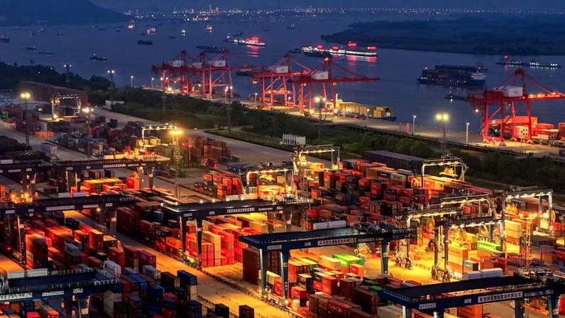 O crescimento em mais de 19,5% nas exportações da China, em maio, também influenciaram os mercardos nesta terça, 9. Na imagem, a vista aérea do porto de Nanjing, na província de Shandong, no leste da China. Foto: China OUT via AFP